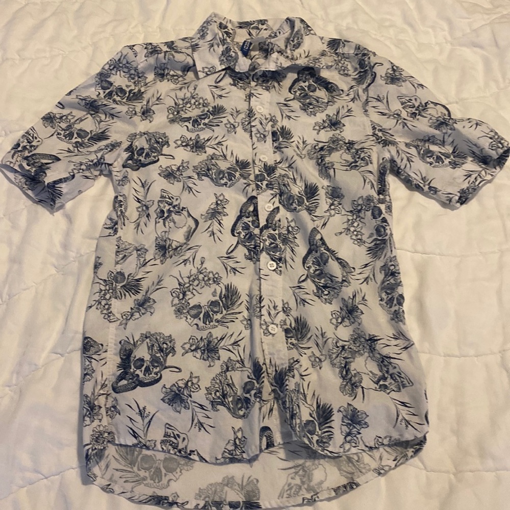 H&M Mens button down casual shirt. Size XS Skull theme. Divided
